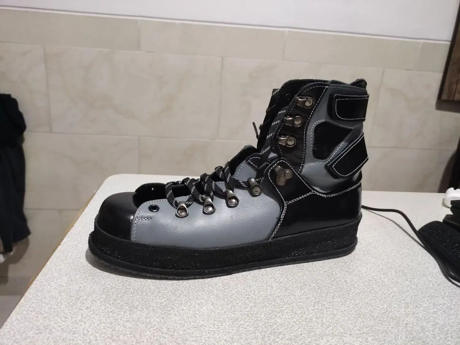 کفش تیراندازی|کیف، کفش، کمربند|قدس, شهر‌قدس|دیوار