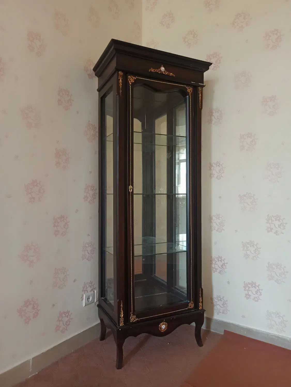 ویترین چوبی|بوفه، ویترین، کنسول|مهاجران, |دیوار