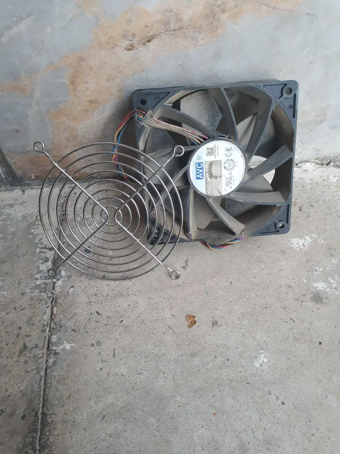 فن خنک کنده ماینر|قطعات و لوازم جانبی رایانه|اندیشه, اندیشه فاز ۱|دیوار