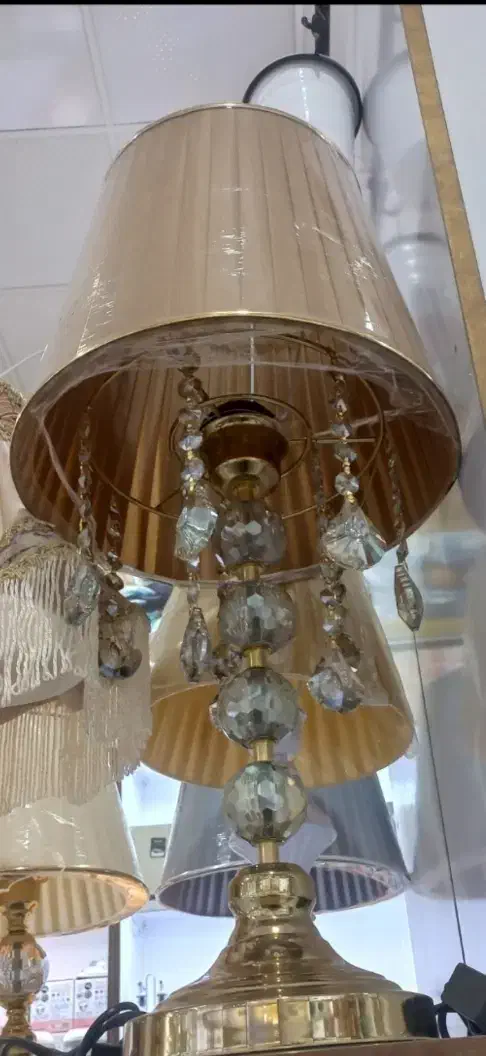 آباژور کرمی کاملا نو با کارتن|چراغ خواب و آباژور|قم, شهرک امام حسین|دیوار