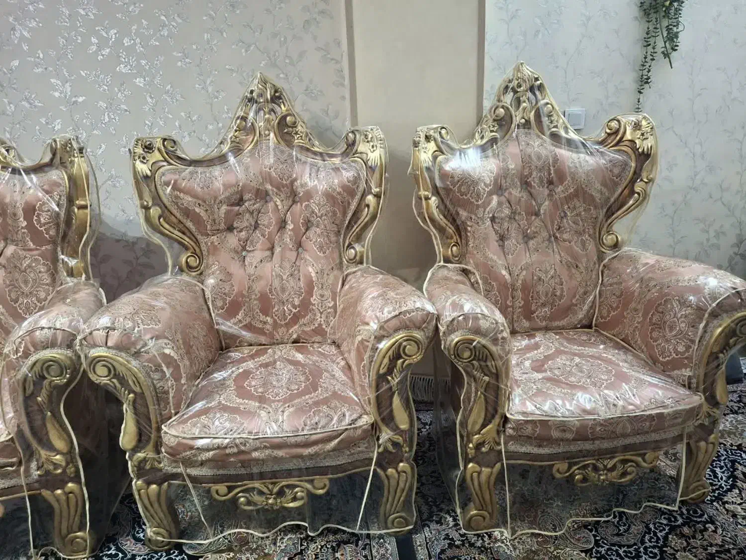 مبلمان سلطنتی ۹ نفره تمیز و سالم بهمراه میز عسلی|مبلمان خانگی و میز عسلی|آفتاب, |دیوار