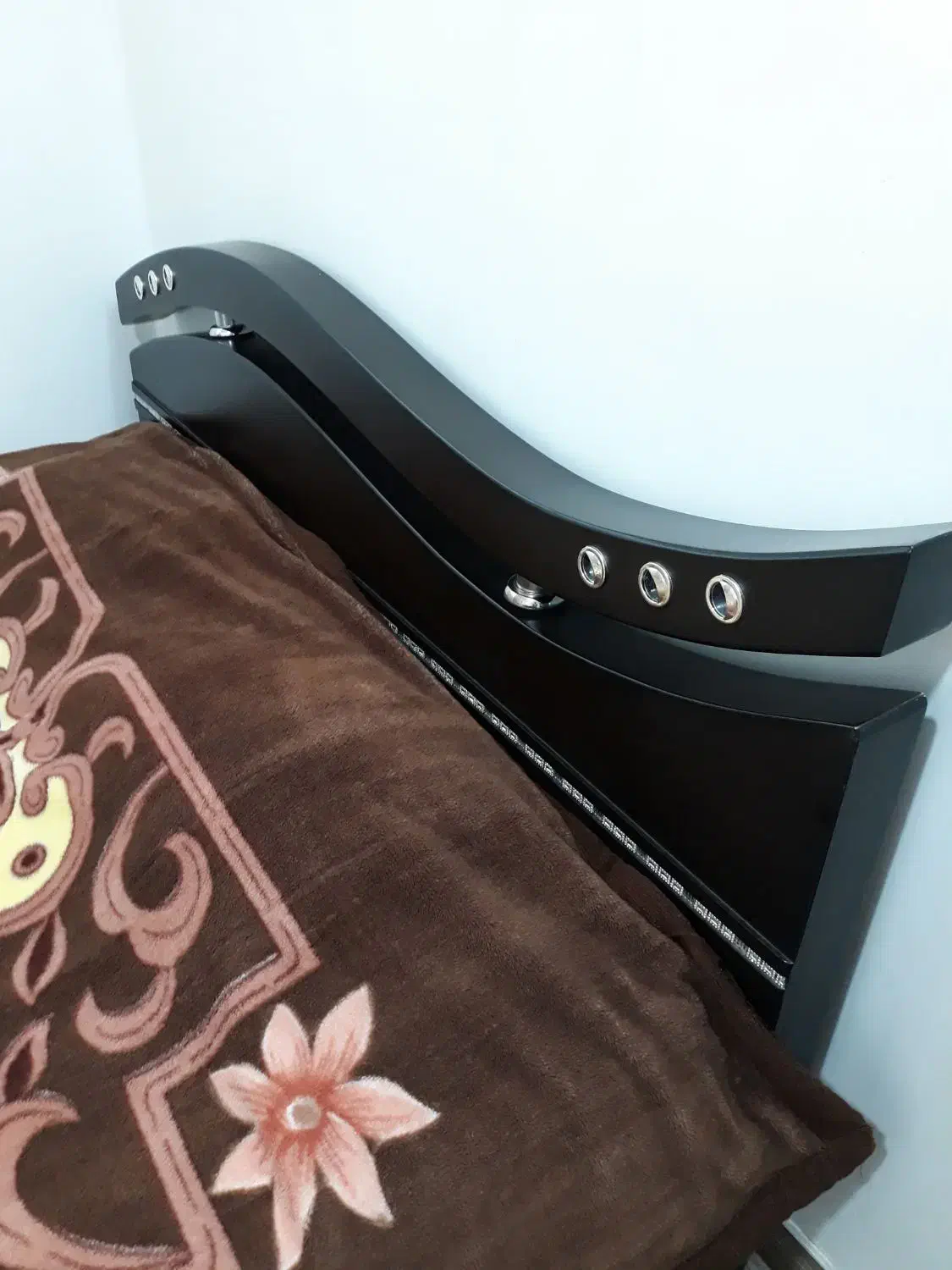 تخت دو نفره به همراه تشک طبی فنری|تخت و سرویس خواب|بروجرد, |دیوار