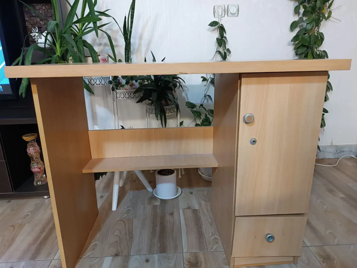 میز تحریر|میز تحریر و کامپیوتر|شاهینشهر, خانه کارگر|دیوار