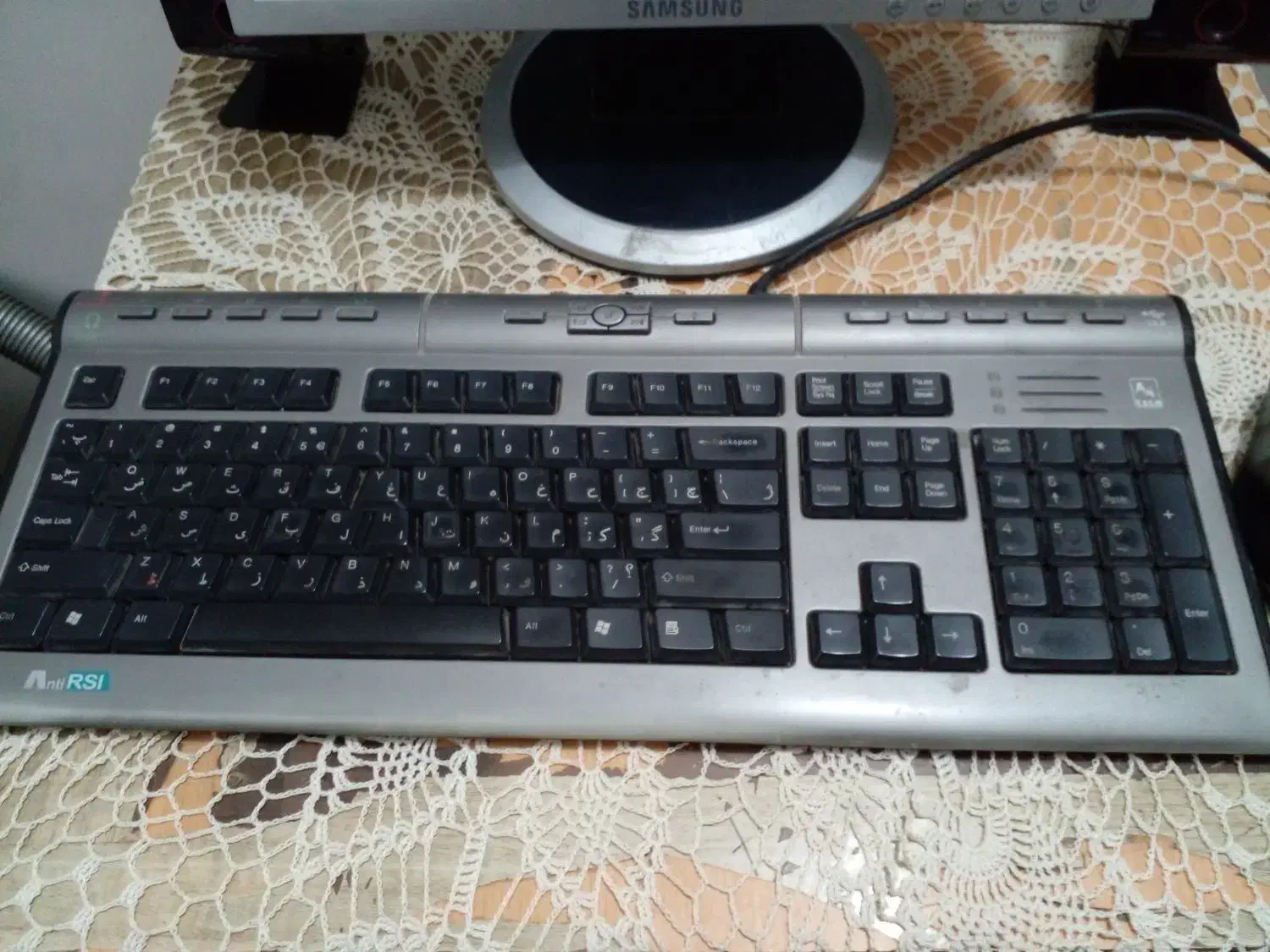 یک عدد کامپیوتر با گیس و دو عدد باند|رایانه رومیزی|گمیشان, |دیوار