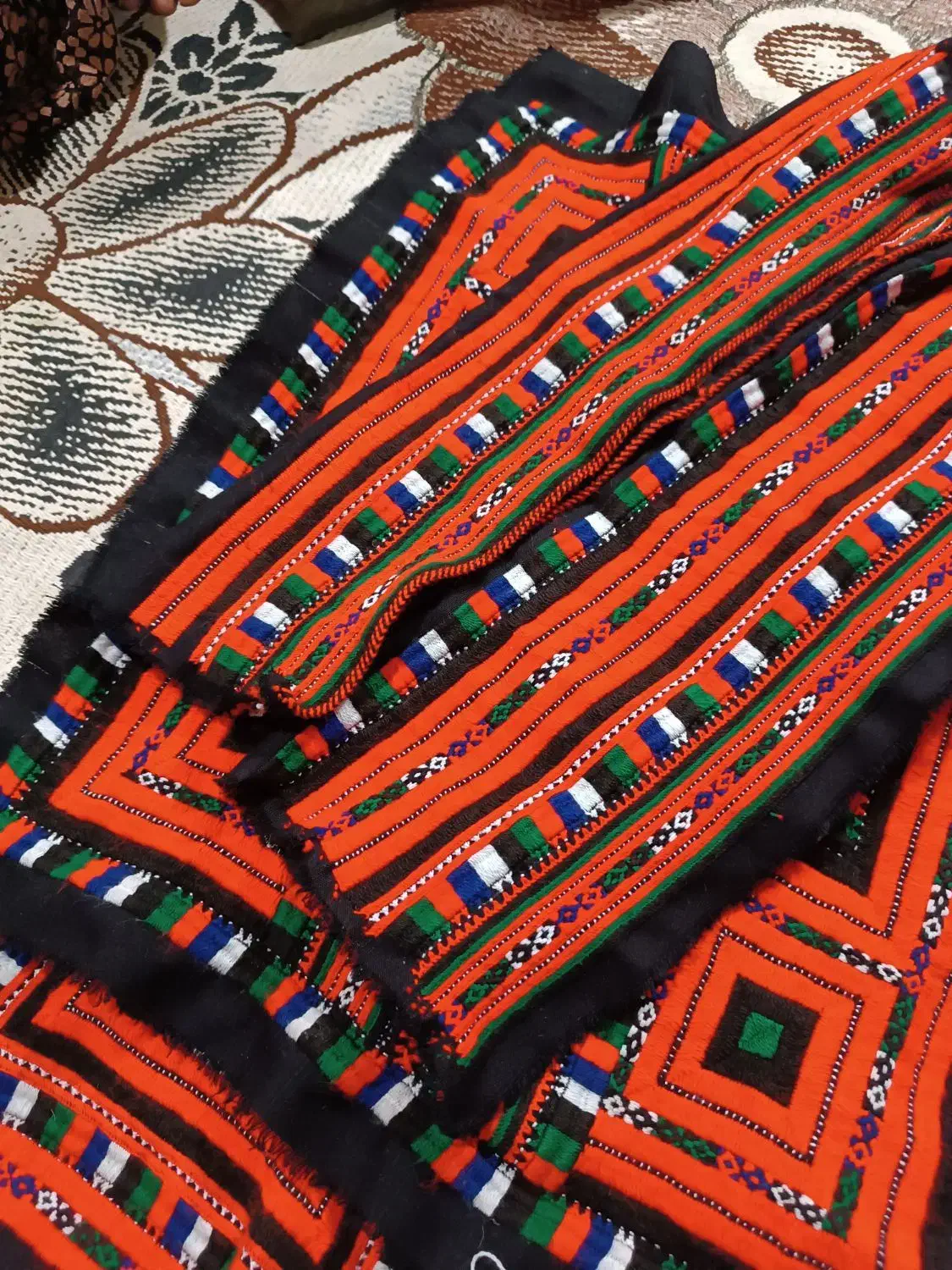 زی استین|لباس|مهرستان, |دیوار