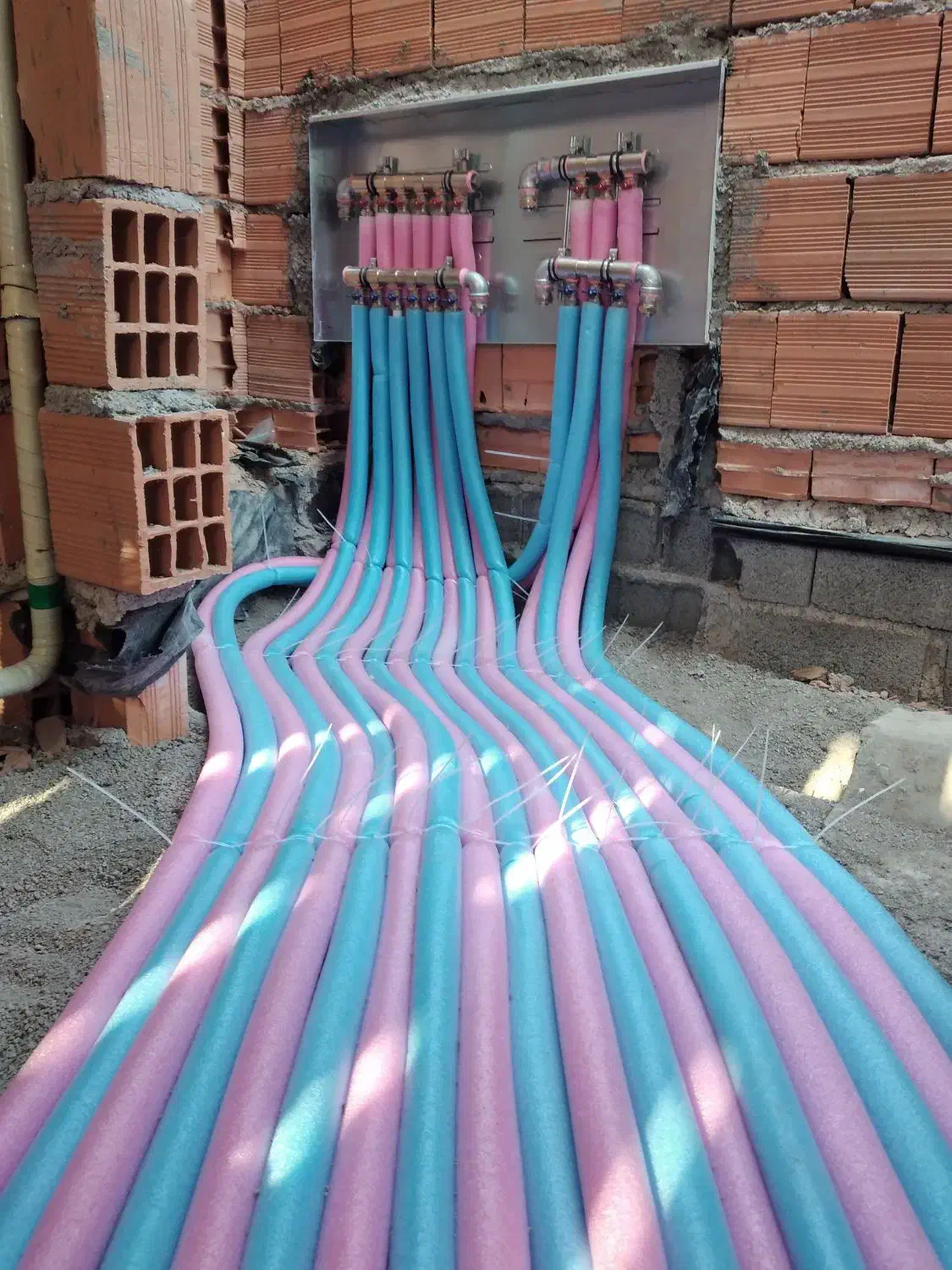 اجرای تاسیسات لوله کشی آب ساختمان و استخر(لوله کش)|خدمات پیشه و مهارت|بابل, |دیوار