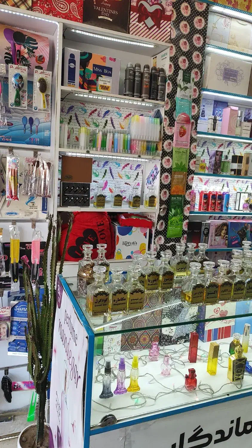 دکور ایستاده و کانتر  در حد نو|فروشگاه و مغازه|قم, زاویه|دیوار