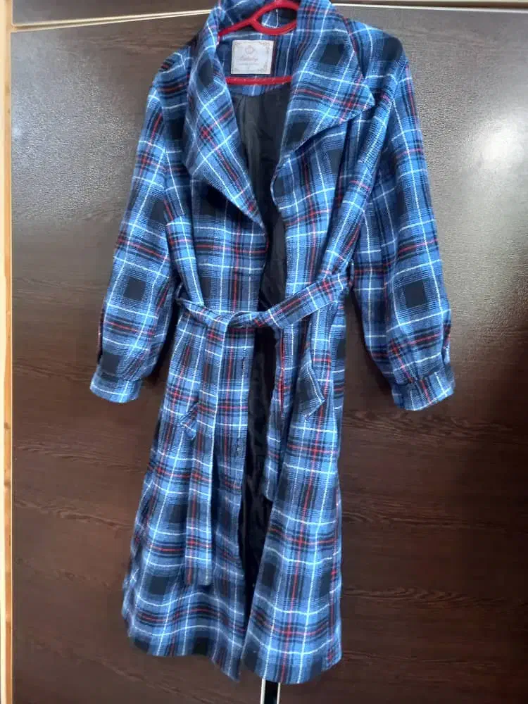 تعدادی لباس|لباس|رشت, توشیبا|دیوار