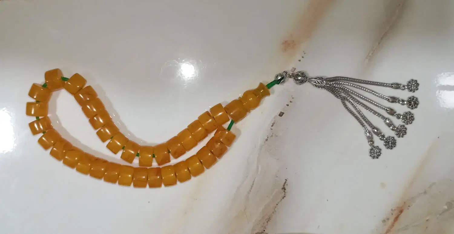 تسبیح کهربا بودار رگه دار|کلکسیون اشیاء عتیقه|سلماس, |دیوار