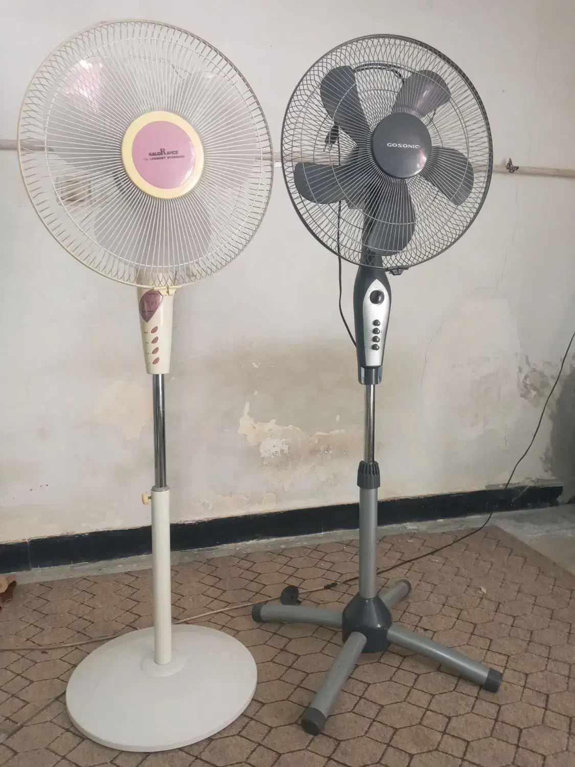 پنکه پایه بلند|پنکه و تصفیه‌کنندهٔ هوا|شیراز, کوشک میدان|دیوار