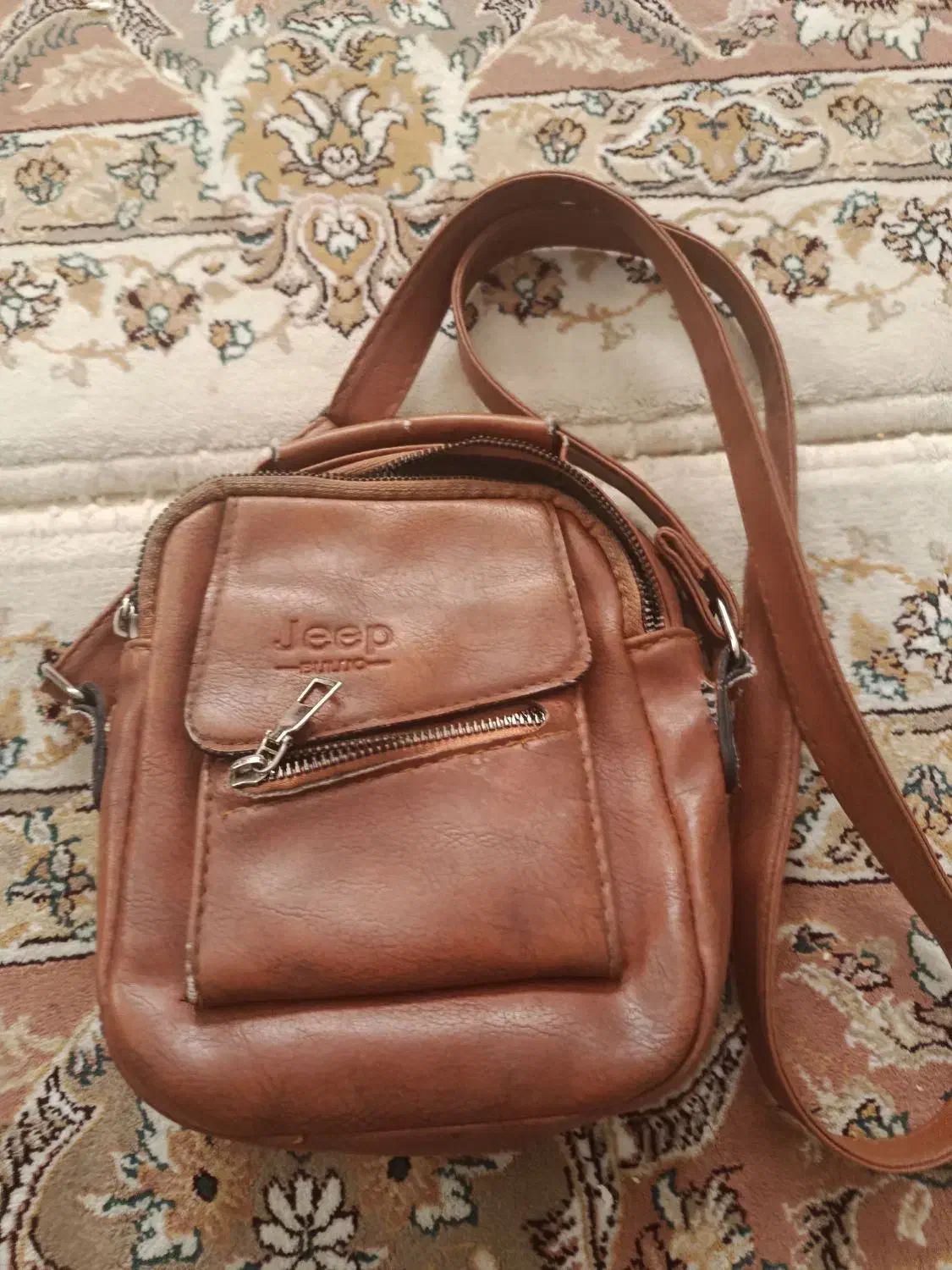 خیلی سالمه فقط یکم رنگش قهوهای تیره شده|کیف، کفش، کمربند|تبریز, |دیوار