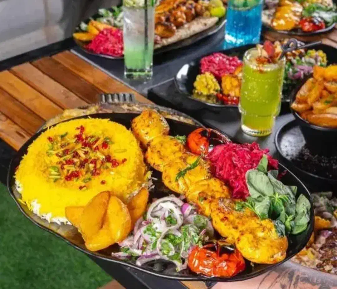 12 نفر کارگرساده تا ماهر در رستوران بین المللی|استخدام خدمات فروشگاه و رستوران|تهران, فرمانیه|دیوار