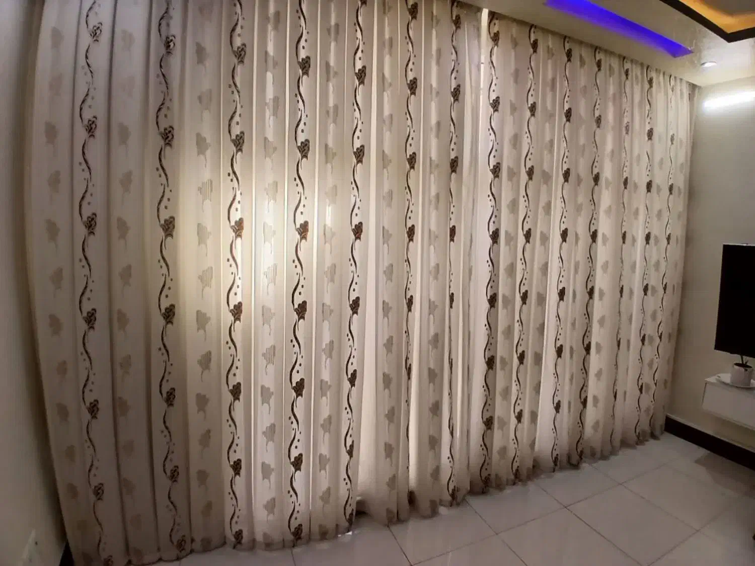 پرده حریر|پرده، رانر، رومیزی|برخوار, |دیوار