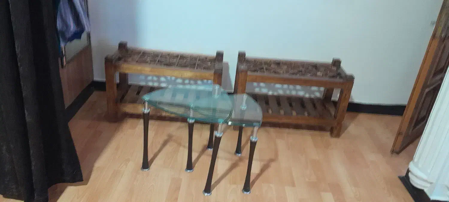 دو میز عسلی سنتی چوبی و دو میز عسلی شیشه|مبلمان خانگی و میز عسلی|قائمشهر, |دیوار