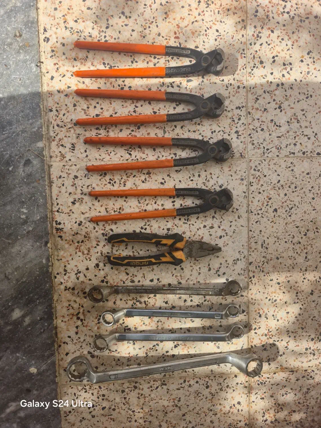 تعدادی اچار دوسر رنگی و سیمچین الموتور بندی بلند|ابزارآلات|شیراز, شهرک دارایی|دیوار