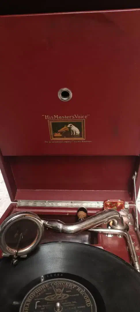 عرضه مجموعهای نفیس و موزهای. گرامافون انگلستان|کلکسیون اشیاء عتیقه|شیراز, بعثت|دیوار