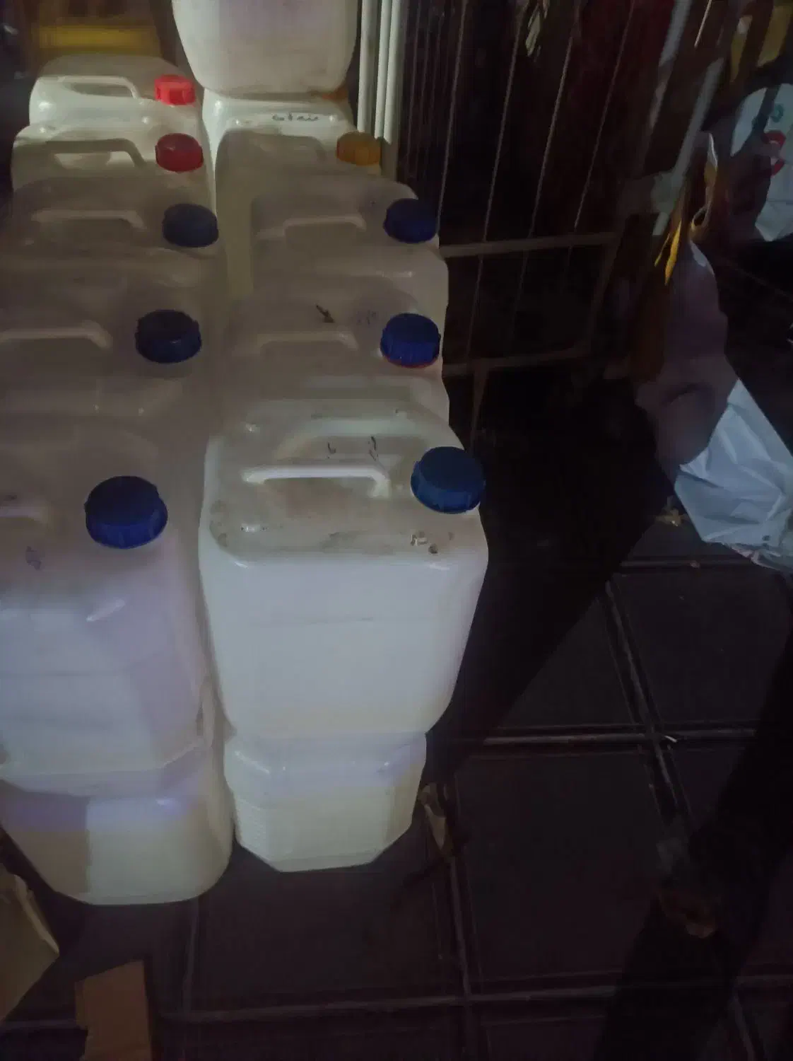 دبه سالم دونیه|ظروف نگهدارنده، پلاستیکی، یک‌بارمصرف|قدس, شهر‌قدس|دیوار