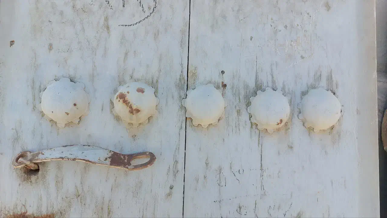 در قدیمی|کلکسیون اشیاء عتیقه|اصفهان, شهرک کاوه|دیوار