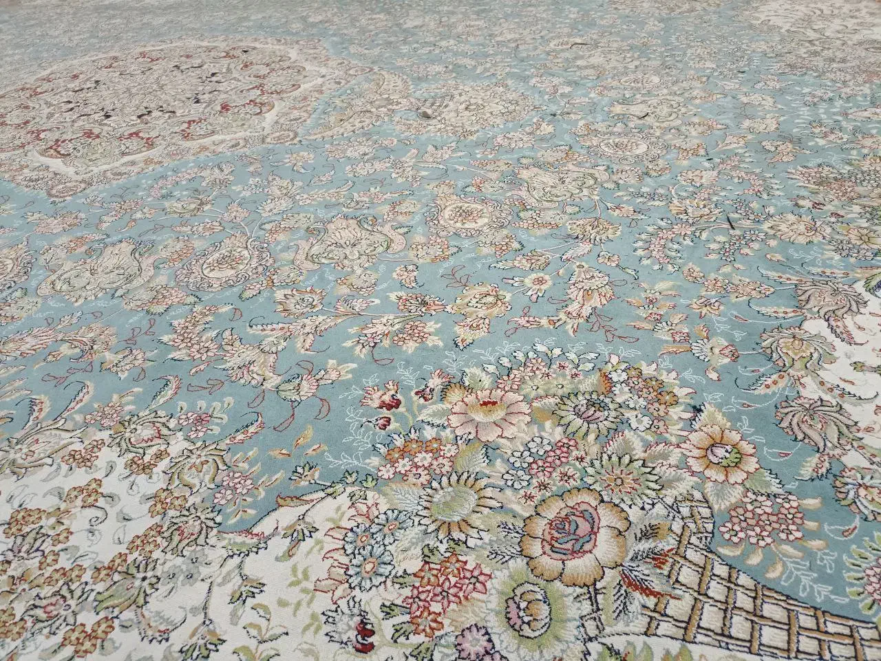 فرش آبی روشن ۱۲۰۰ شانه سالم|فرش|مشهد, شهید شهریاری|دیوار