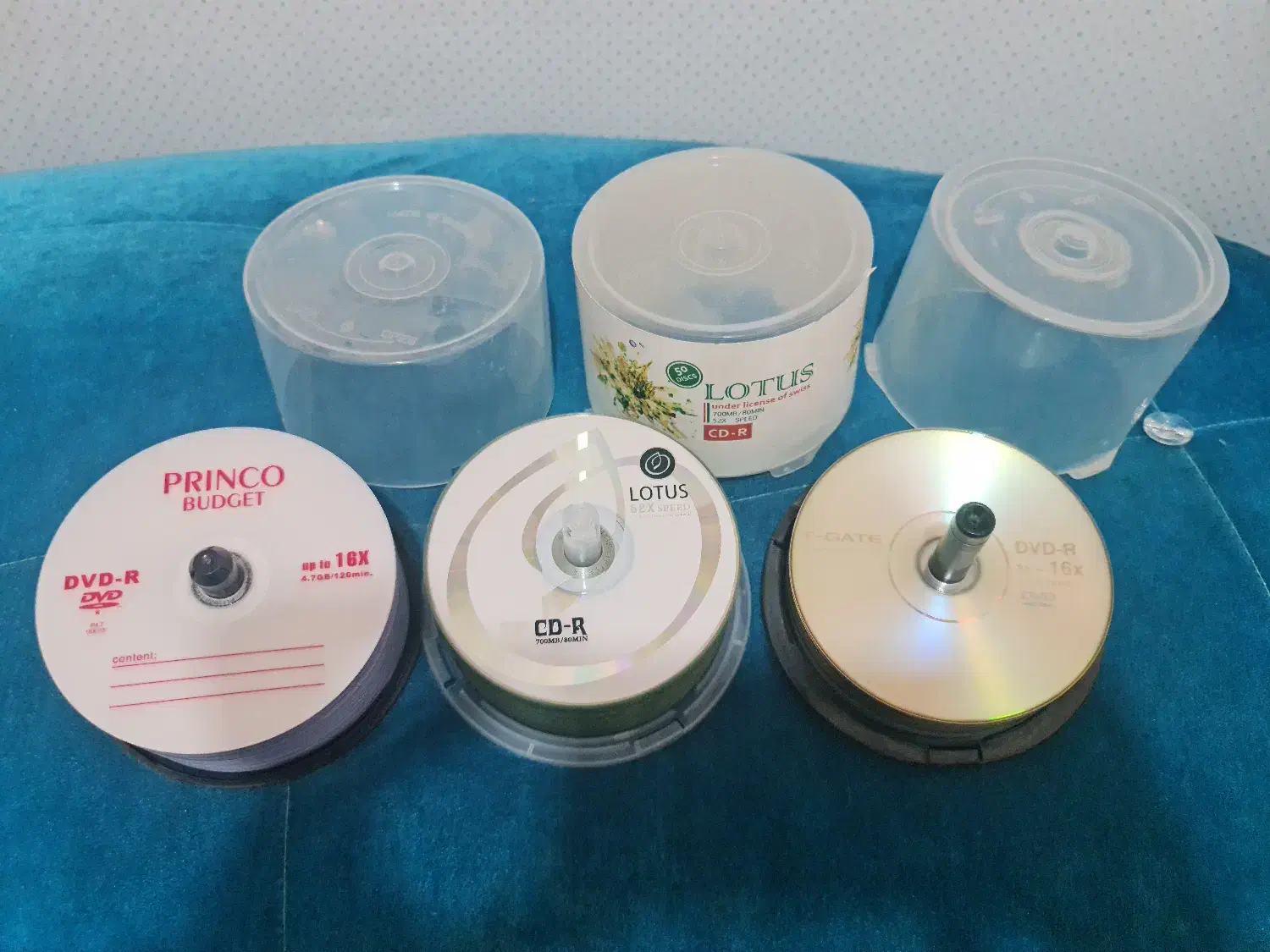 تعدادی سی دی و دی وی دی CD و DVD|قطعات و لوازم جانبی رایانه|اصفهان, خرم|دیوار