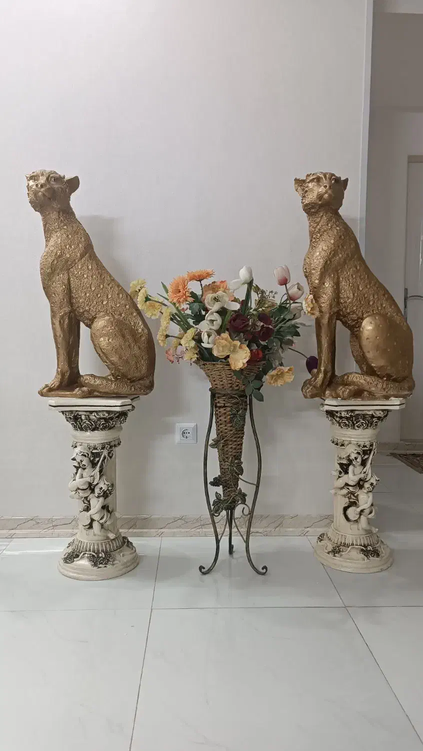 دو مجسمه ببر و همراه دوپایه وبا یک گلدان|مجسمه، تندیس، ماکت|سبزوار, امیر کبیر|دیوار