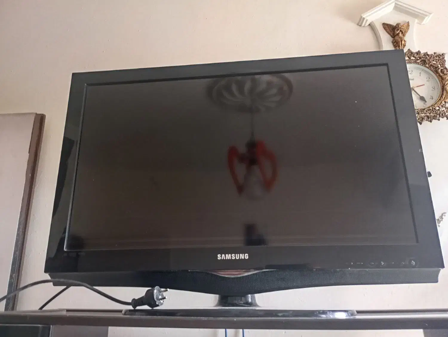 تلویزیون 32 سامسونگ|تلویزیون و پروژکتور|اندیشه, اندیشه فاز ۱|دیوار