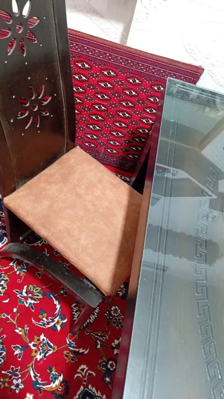 میز چهار نفره|میز و صندلی غذاخوری|کاشان, باغ ماجد|دیوار