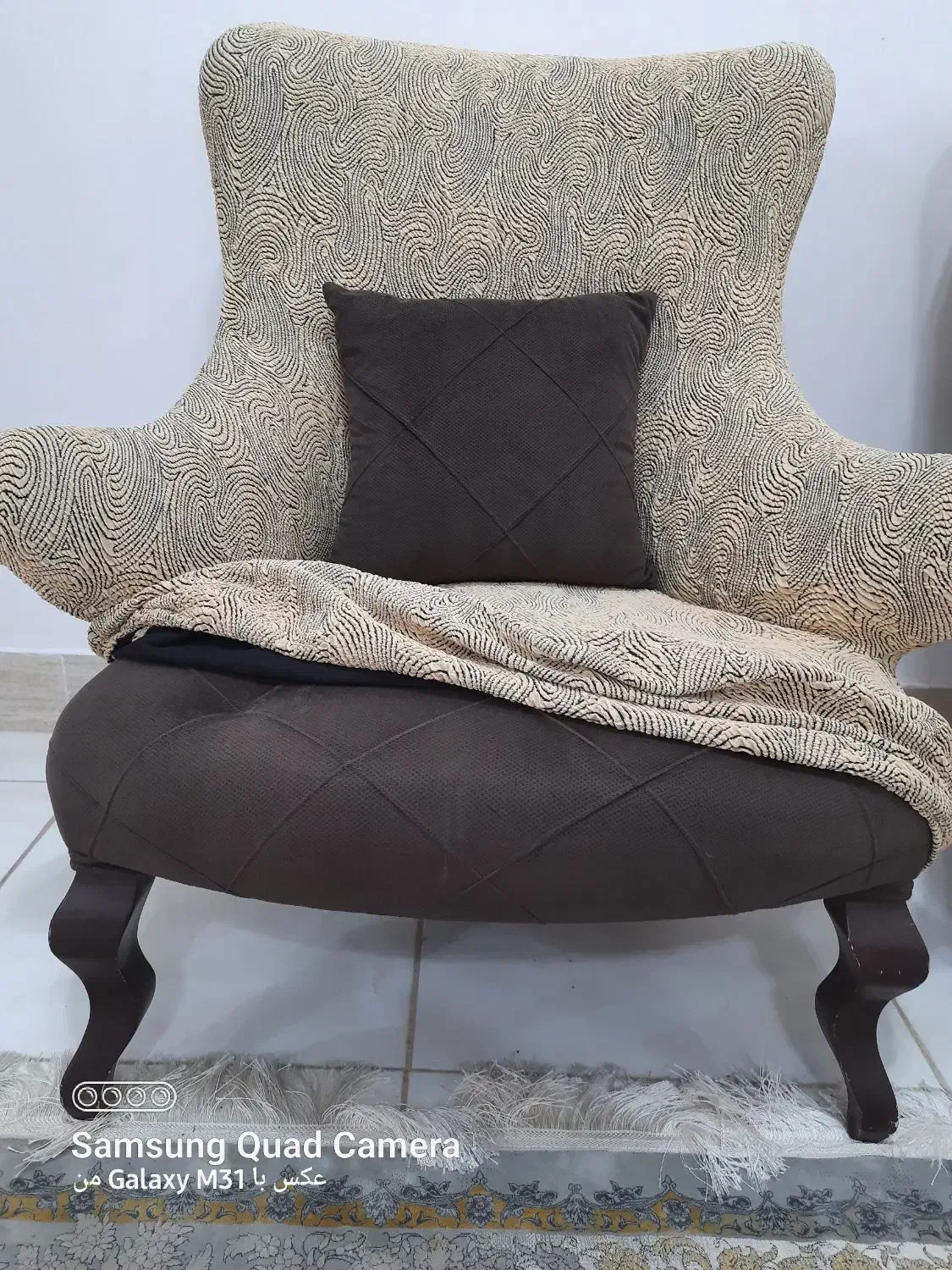 دو دست مبل درجه یک در حد نو با میزعسلی و آینه|مبلمان خانگی و میز عسلی|طبس, |دیوار