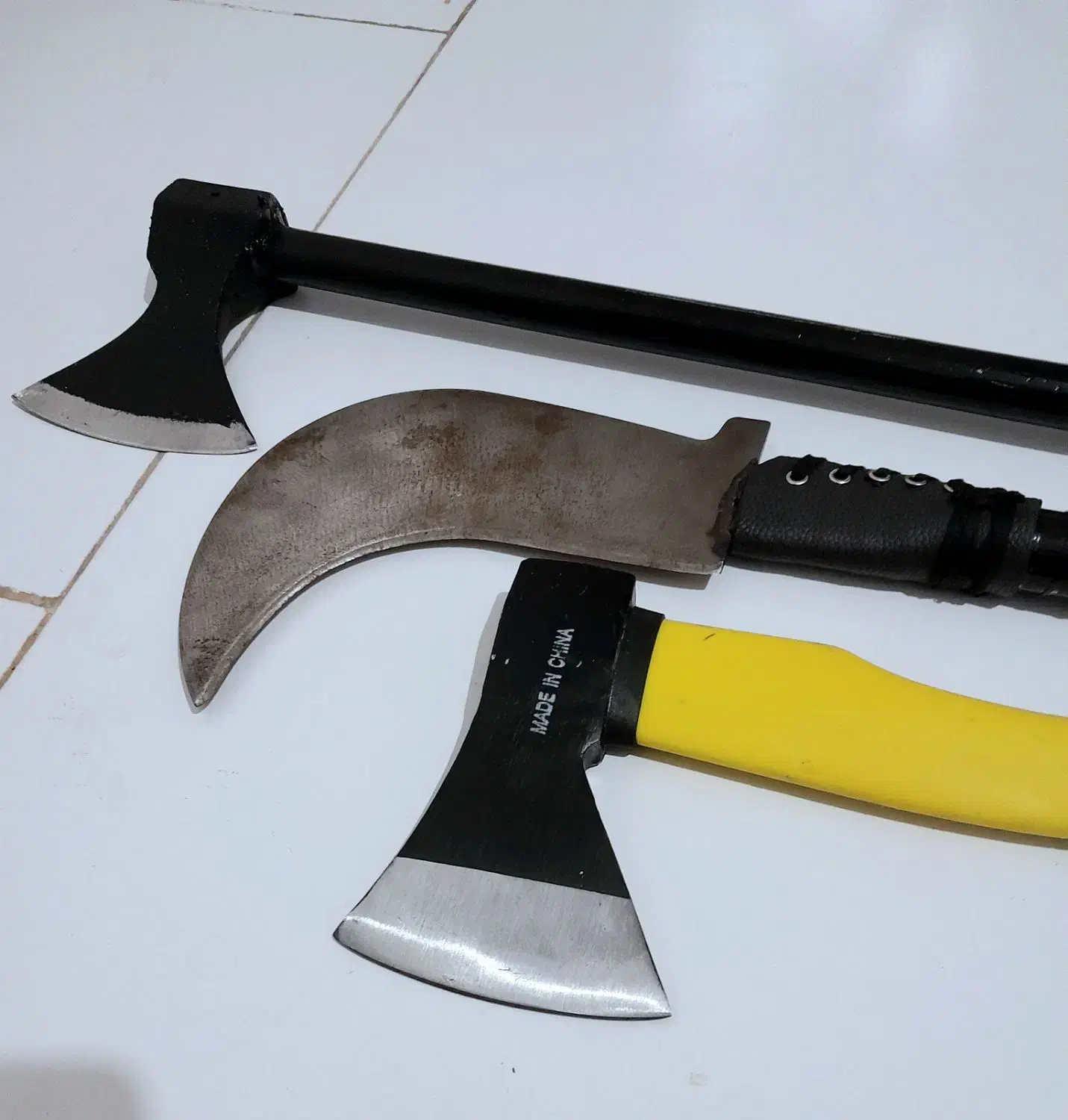 تبر فولادی|کلکسیون اشیاء عتیقه|همدان, |دیوار