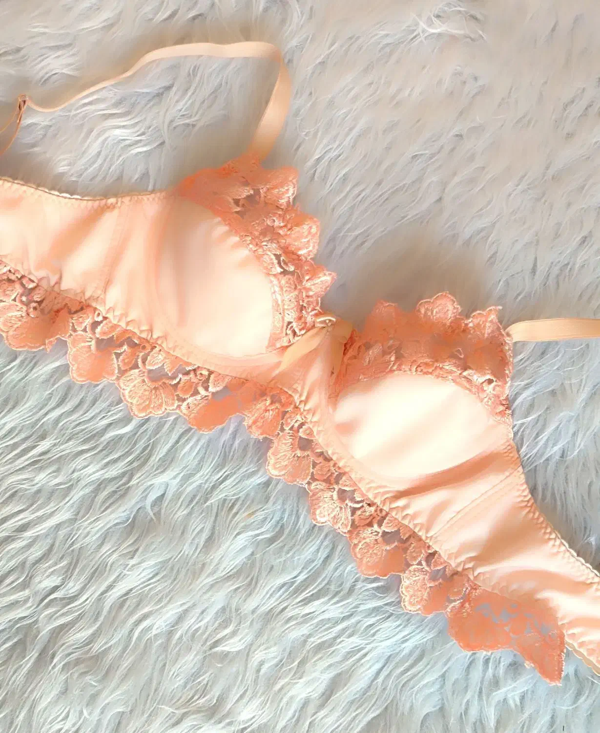 لباس زیر بانوی خاص|لباس|زبرخان, |دیوار