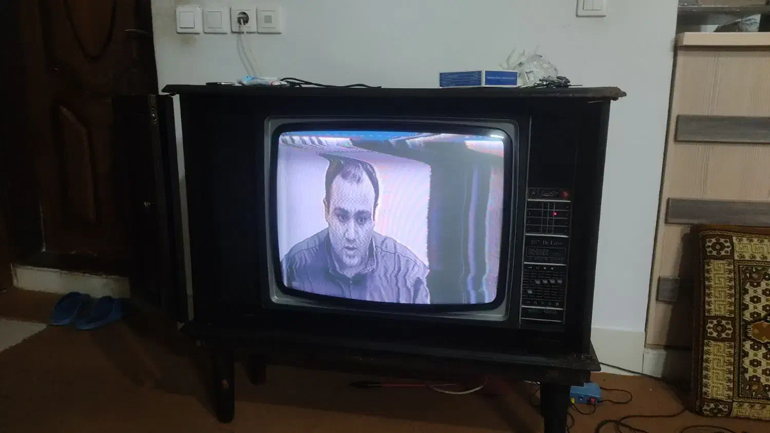 تلویزیون کمدی سالم|کلکسیون اشیاء عتیقه|اصفهان, آبشار|دیوار