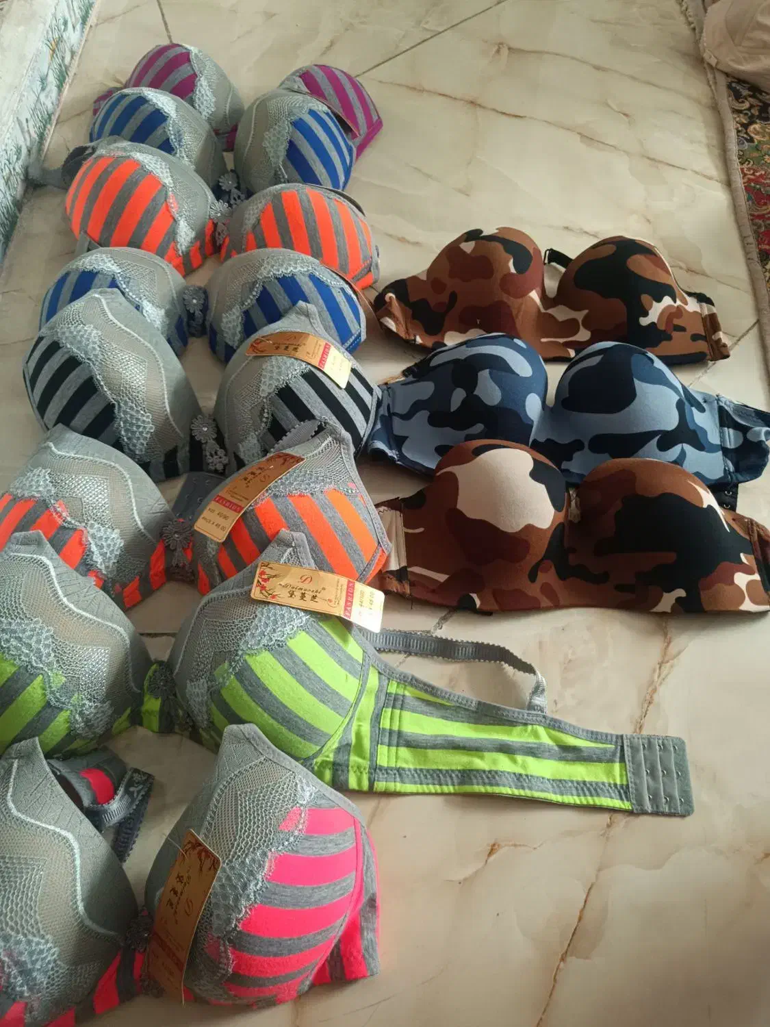 لباس زیر سوتین|لباس|مشهد, رده|دیوار