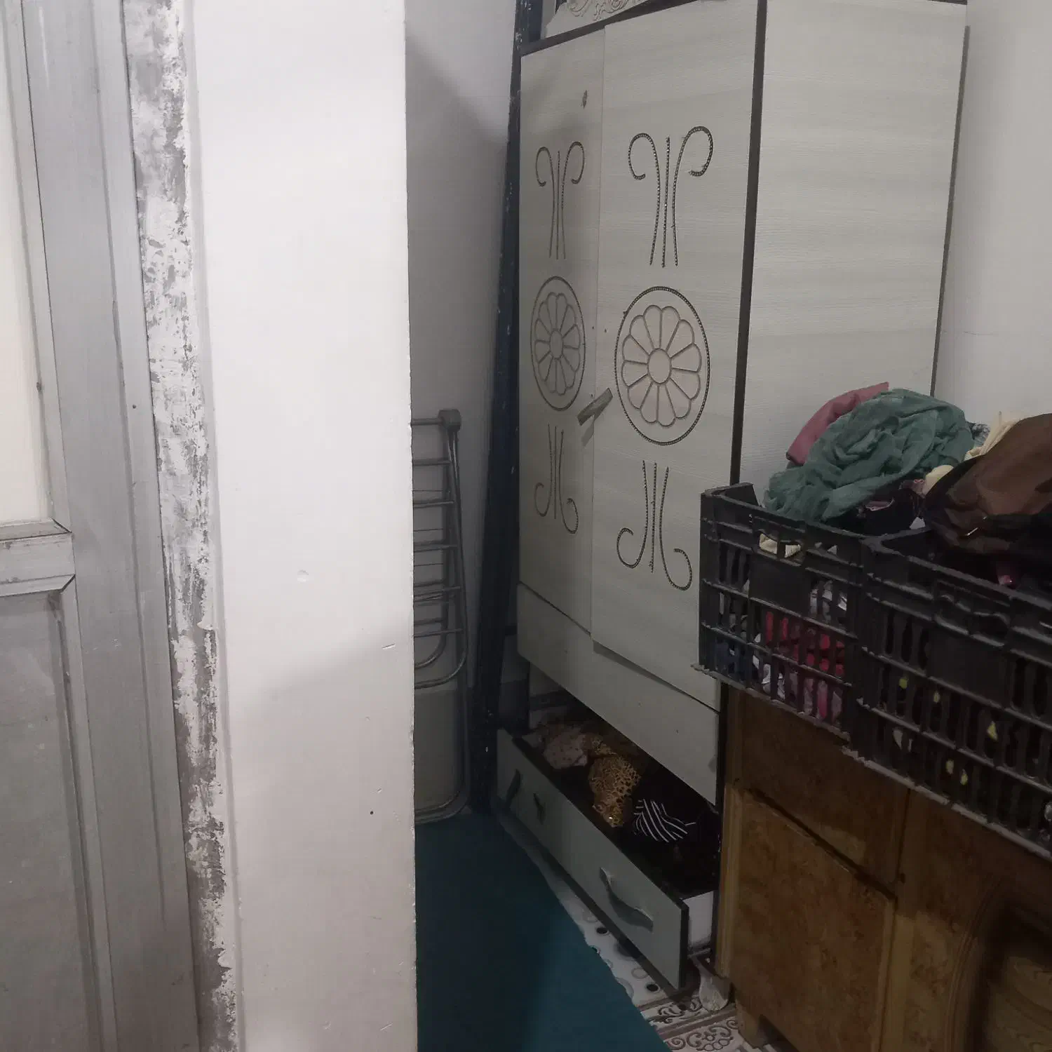 کمد آهنی و گل زیبا و ساعت|جاکفشی، کمد، دراور|زابل, |دیوار