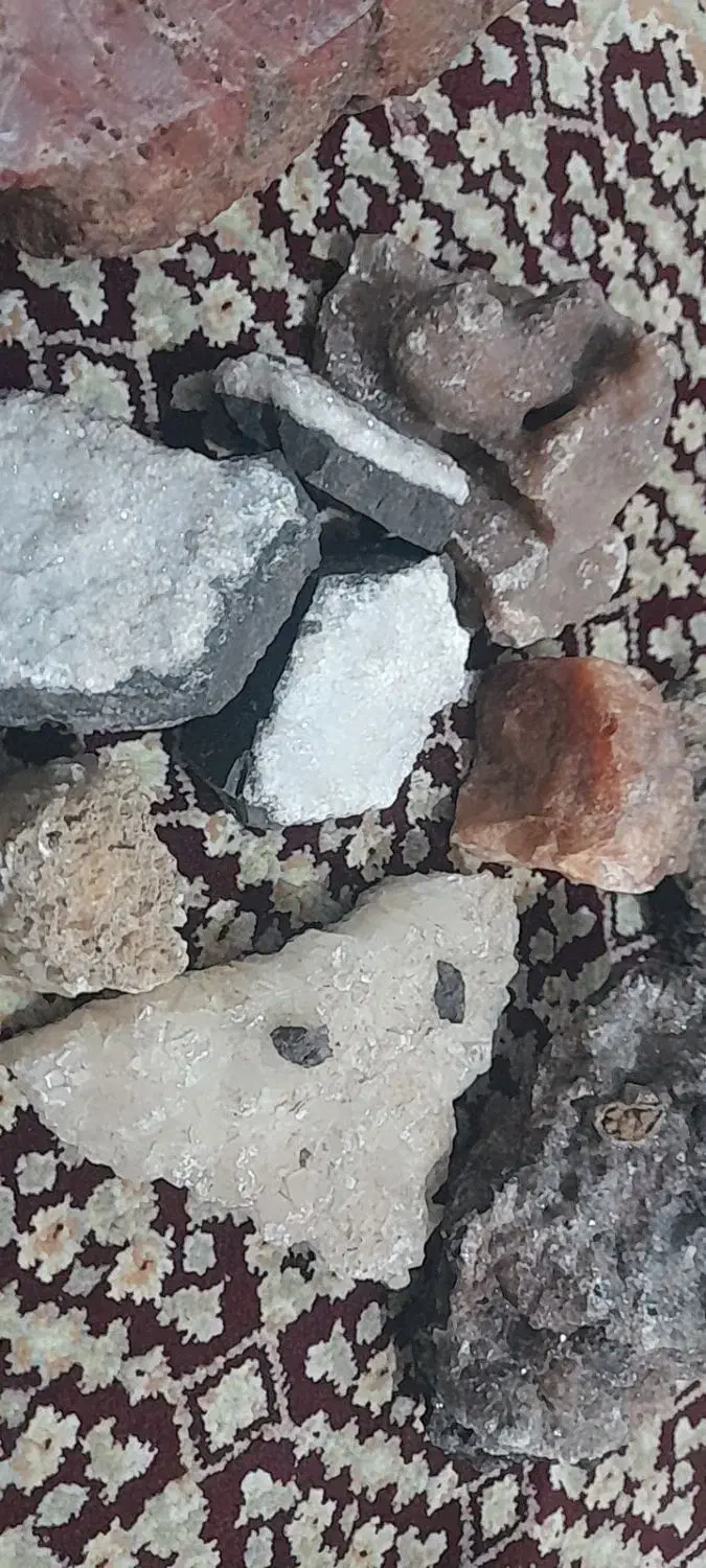 تعدادی سنگ فروشی|جواهرات|خبر, |دیوار