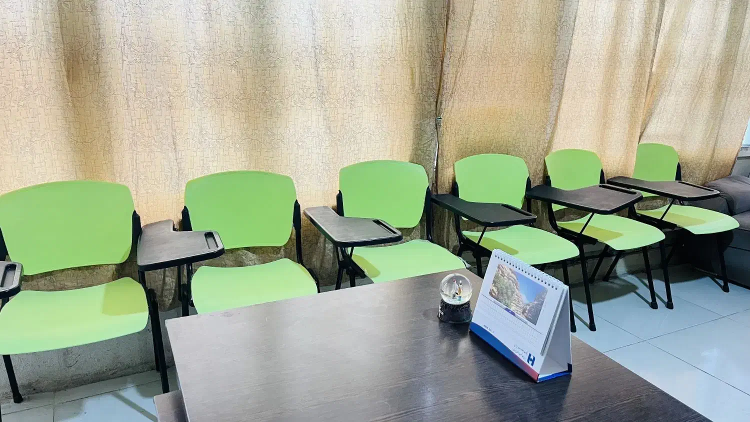 صندلی دسته دار در حد نو|صندلی و نیمکت|خرمآباد, |دیوار