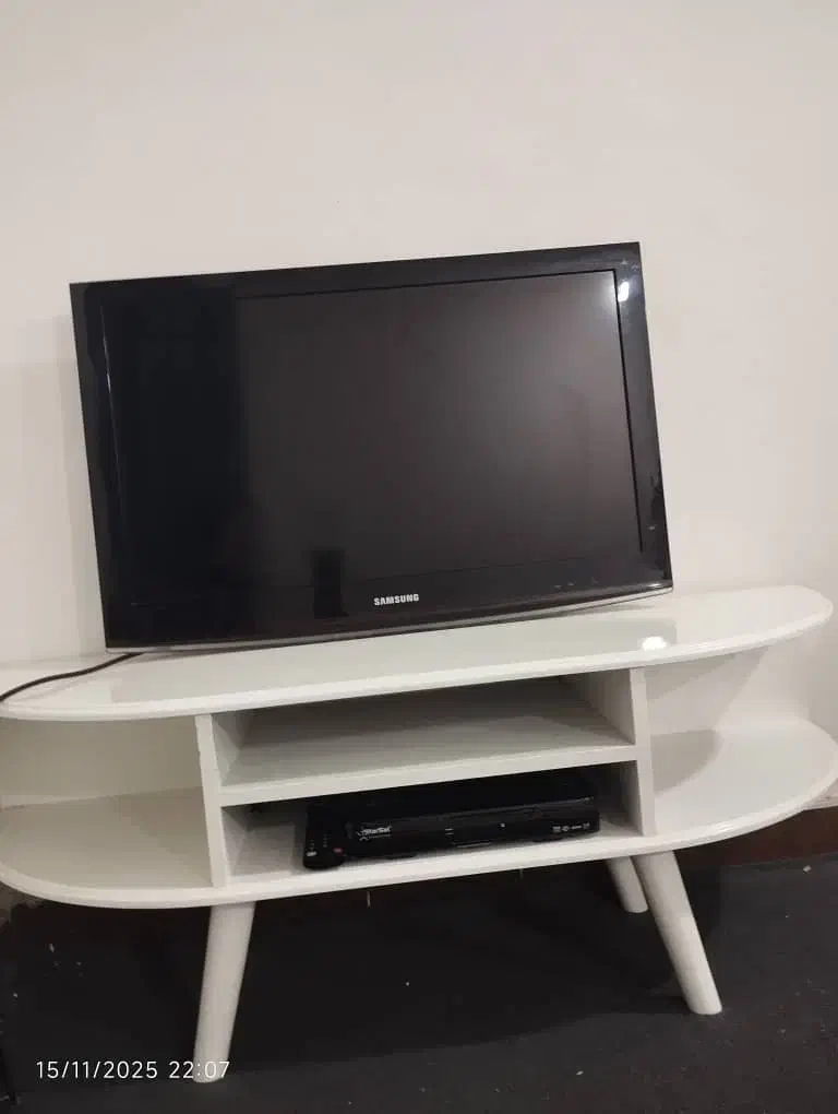 تلویزیون سامسونگ و میز تلویزیون|تلویزیون و پروژکتور|امیدیه, |دیوار