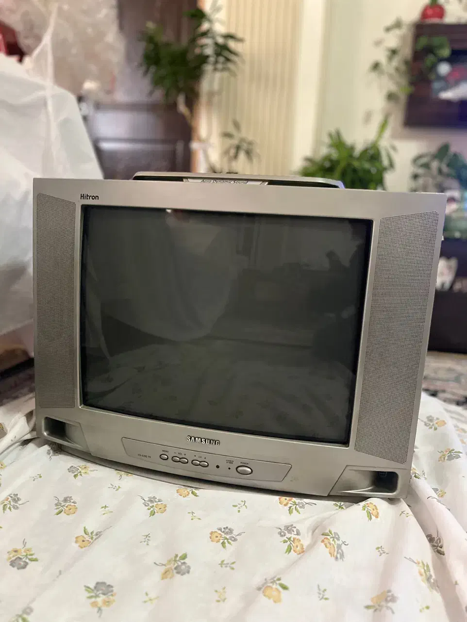 تلوزیون سالم رنگی|تلویزیون و پروژکتور|رشت, صفاری|دیوار