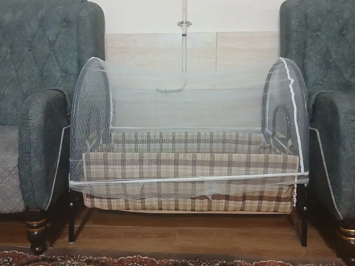 گهواره نوزاد|تخت و سرویس خواب|شیراز, شهرک مهرگان|دیوار