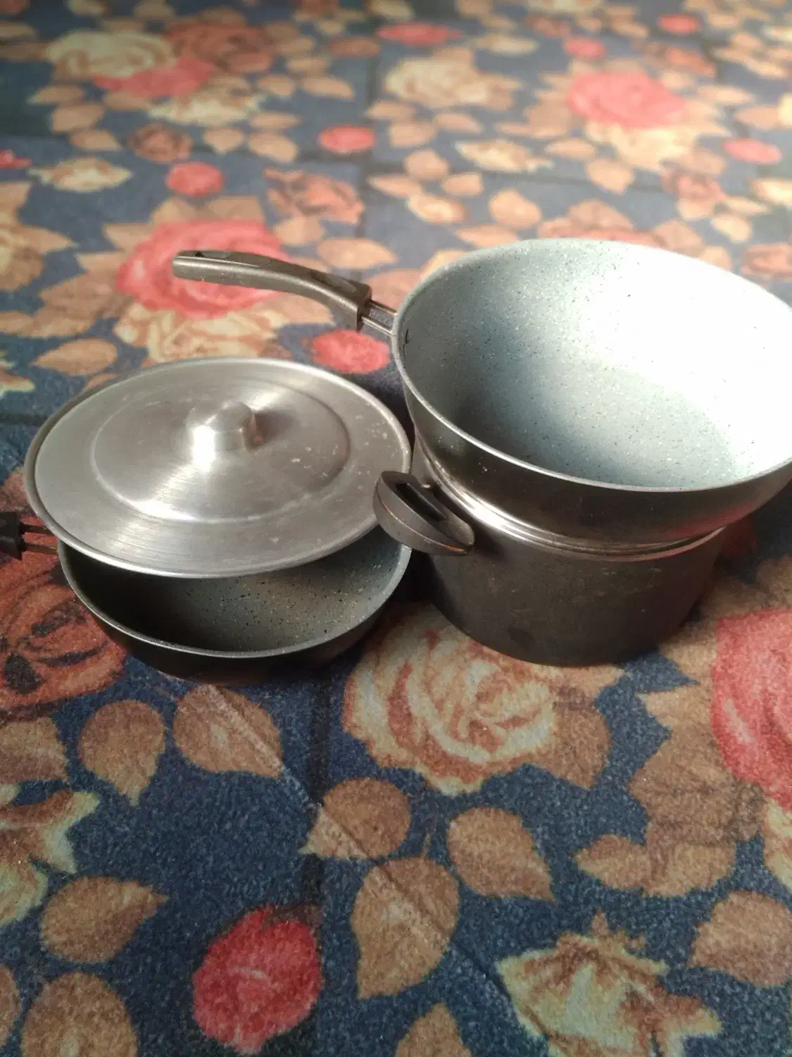 تعدادی قابلمه و تابه|ظروف پخت‌وپز|لنگرود, |دیوار