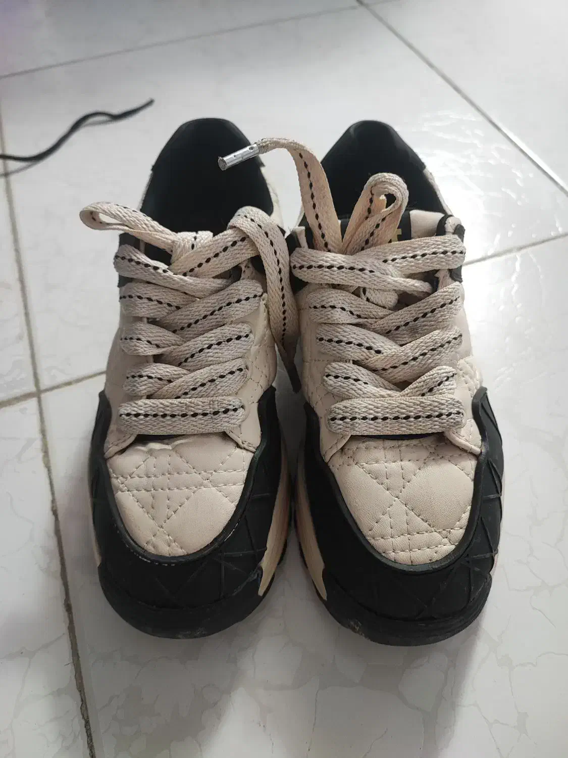 نیم بوت و کتونی|کیف، کفش، کمربند|اندیشه, اندیشه فاز ۱|دیوار