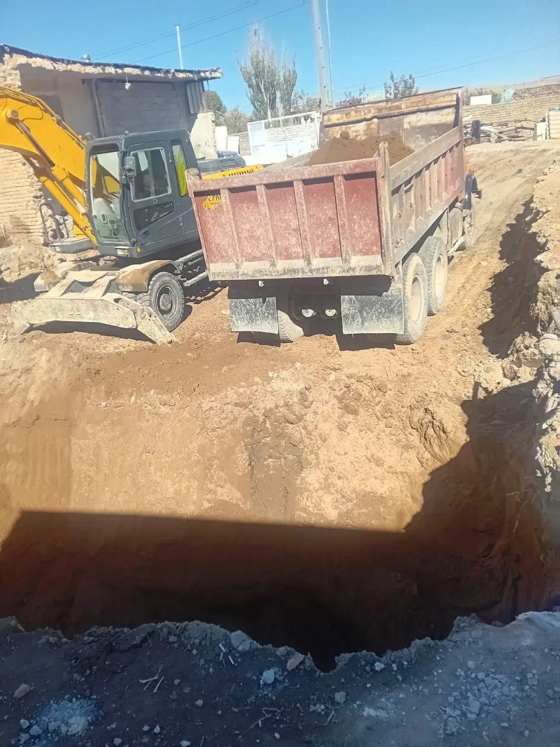 خاکبرداری خاکریزی نخاله مخروط گود برداری|خدمات پیشه و مهارت|باسمنج, |دیوار