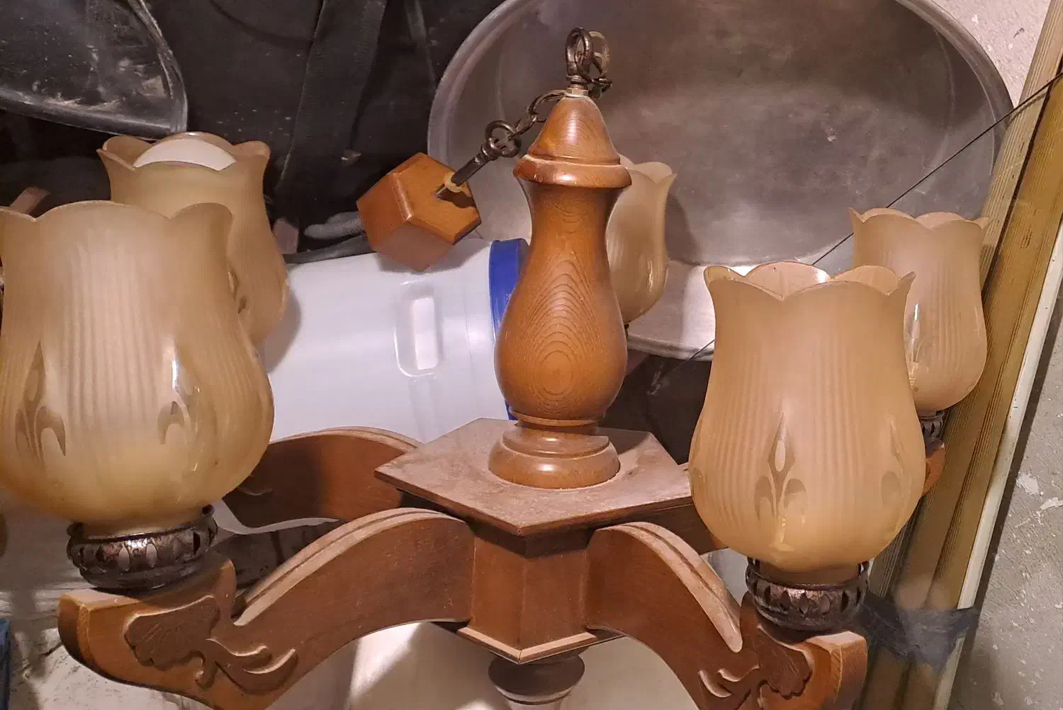 لوستر چوبی سالم|لوستر و چراغ آویز|رشت, کوی مهر|دیوار