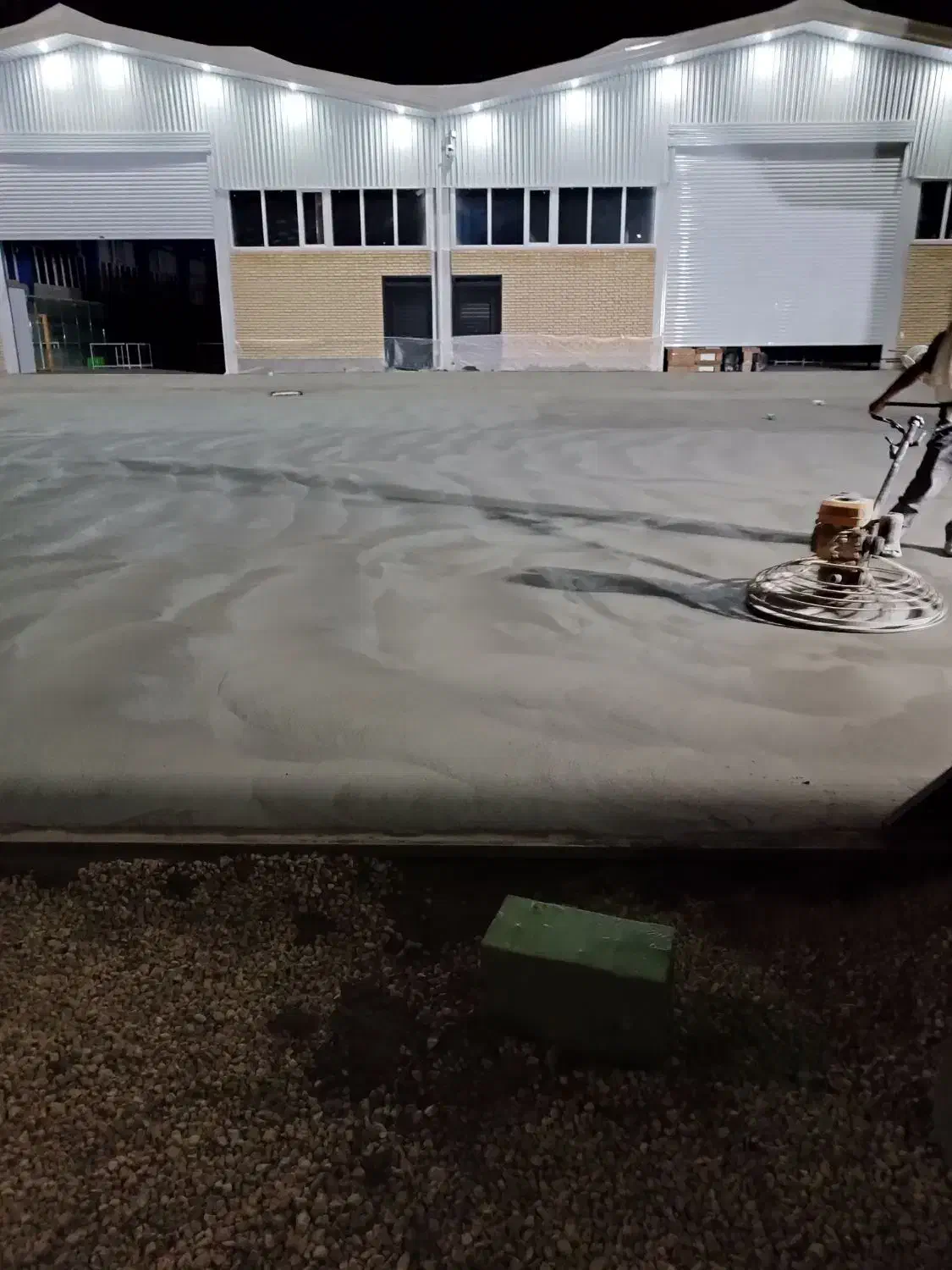 بتن ریزی با ماله پروانه ولیزر تراز|خدمات پیشه و مهارت|طرهان, |دیوار