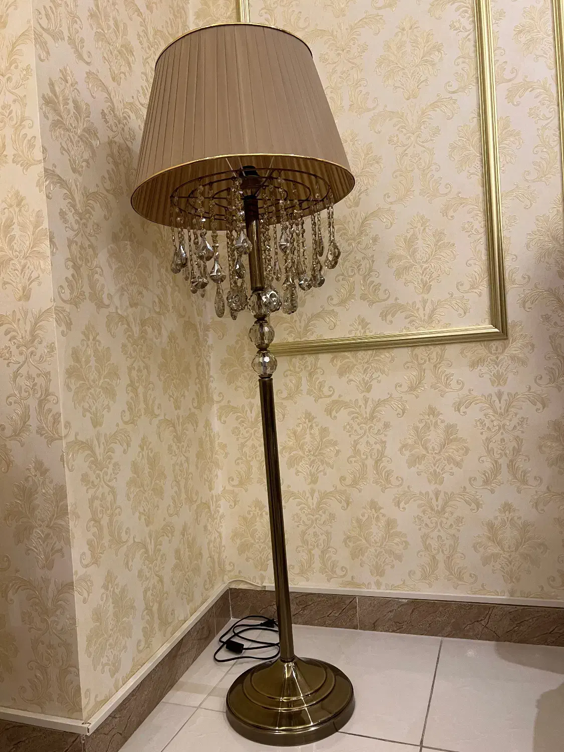 یک عدد اباژور زیبا|چراغ خواب و آباژور|رشت, کوی حسینی|دیوار