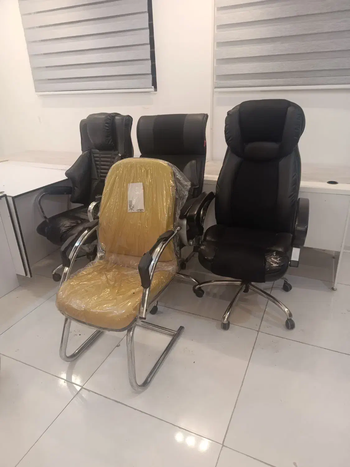 فروش فوری میزو صندلی اداری تمیز|مبلمان اداری|مشهد, ابوذر|دیوار