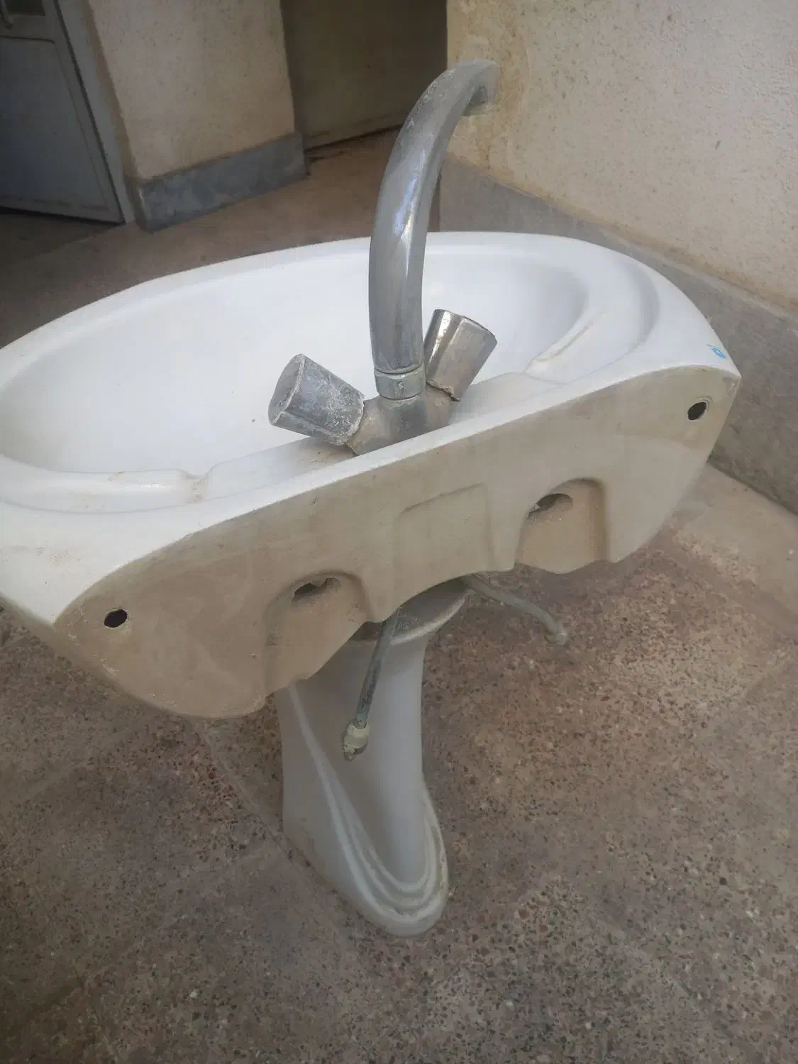 روشویی کامل به همراه شیر آلات ارزان میدم|لوازم سرویس بهداشتی|گرگان, |دیوار