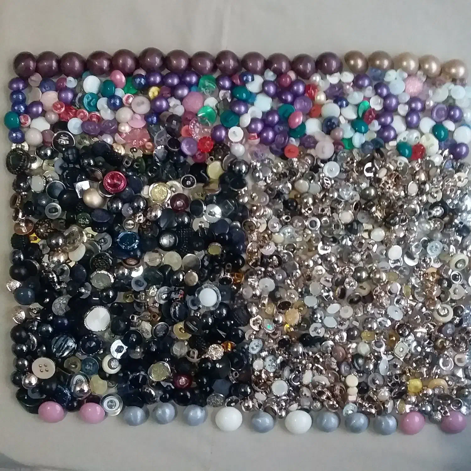 دکمه های نورنگارنگ براق وزیبا|لوازم خیاطی و بافتنی|اردبیل, |دیوار