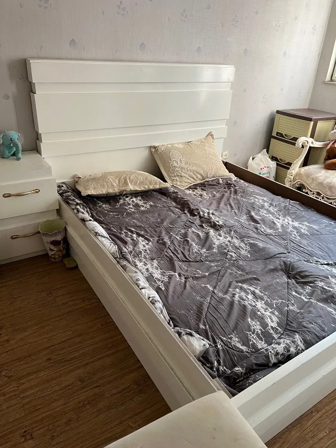 تخت دو نفره به همراه متعلقات|تخت و سرویس خواب|کرج, جهان‌شهر|دیوار