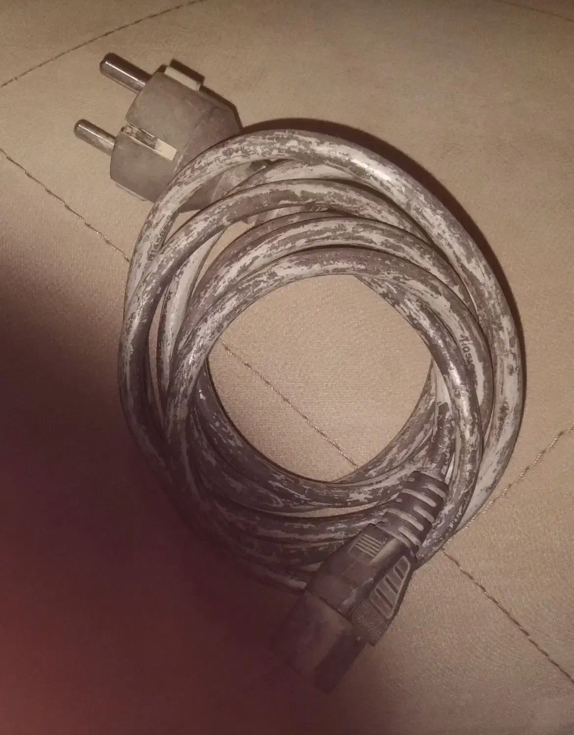 کیس|رایانه رومیزی|رباط‌کریم, رباط‌کریم|دیوار