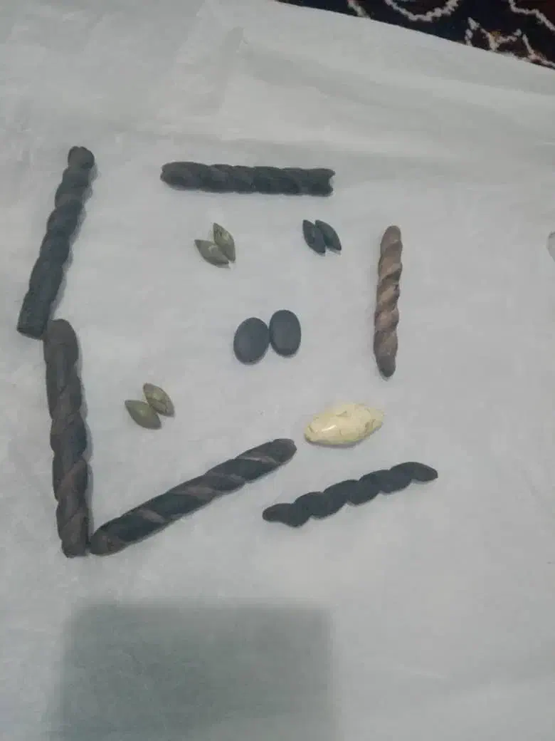 مهره های قدیمی|جواهرات|جیرفت, |دیوار